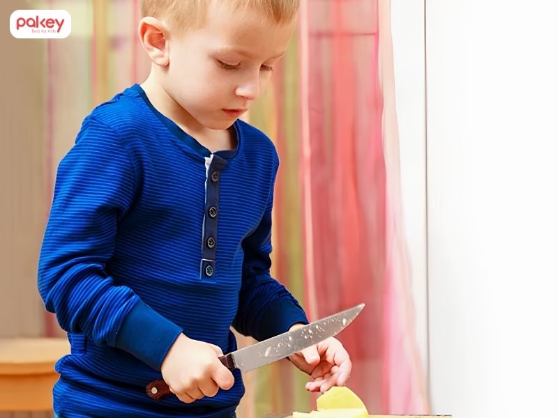 Trẻ bị đứt tay phải làm sao? Cách xử lý và cầm máu