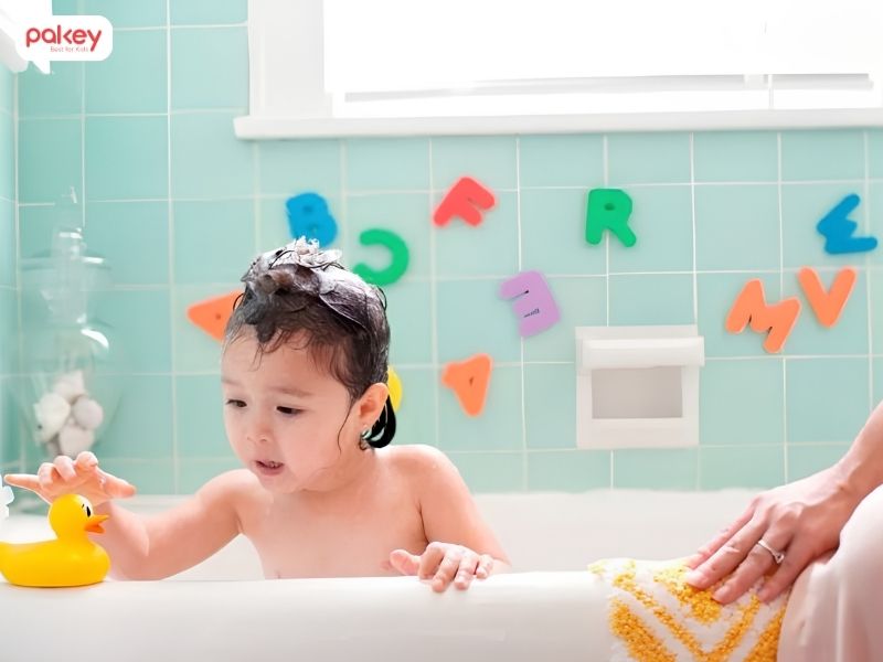Trẻ mấy tuổi tự tắm một mình? 5 dấu hiệu bé đã sẵn sàng 9 Trẻ mấy tuổi tự tắm một mình? 5 dấu hiệu bé đã sẵn sàng