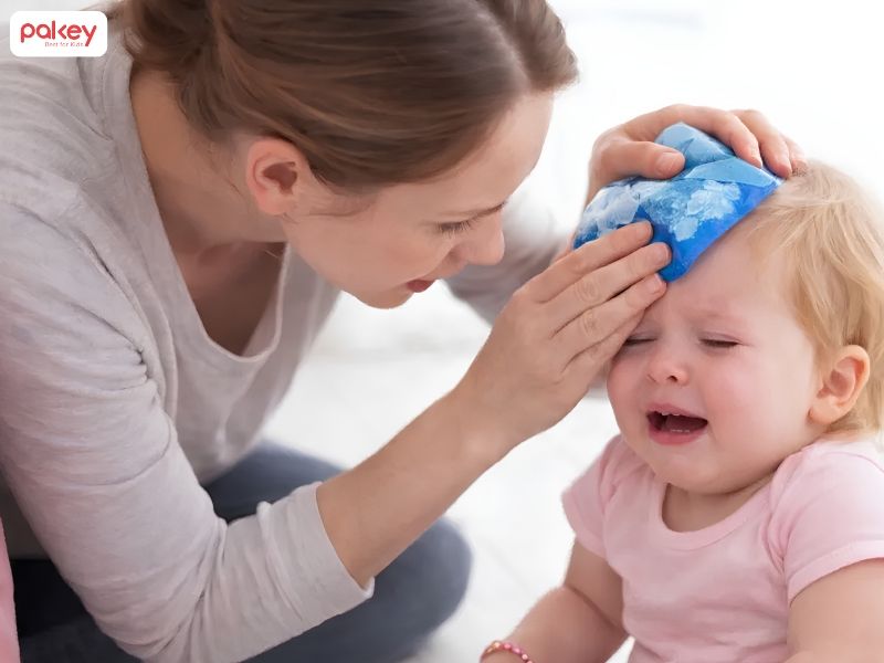 Trẻ bị ngã đập đầu phía trước có sao không? Nên sơ cứu như nào?